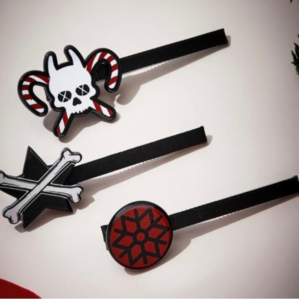 ROMWE 3pcs Christmas Skull Decor Hair Clips - #321